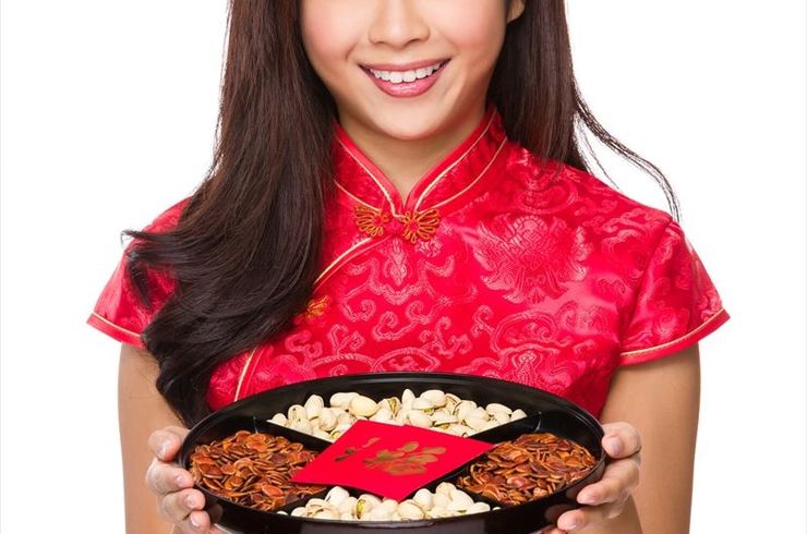 料理を持つ女性